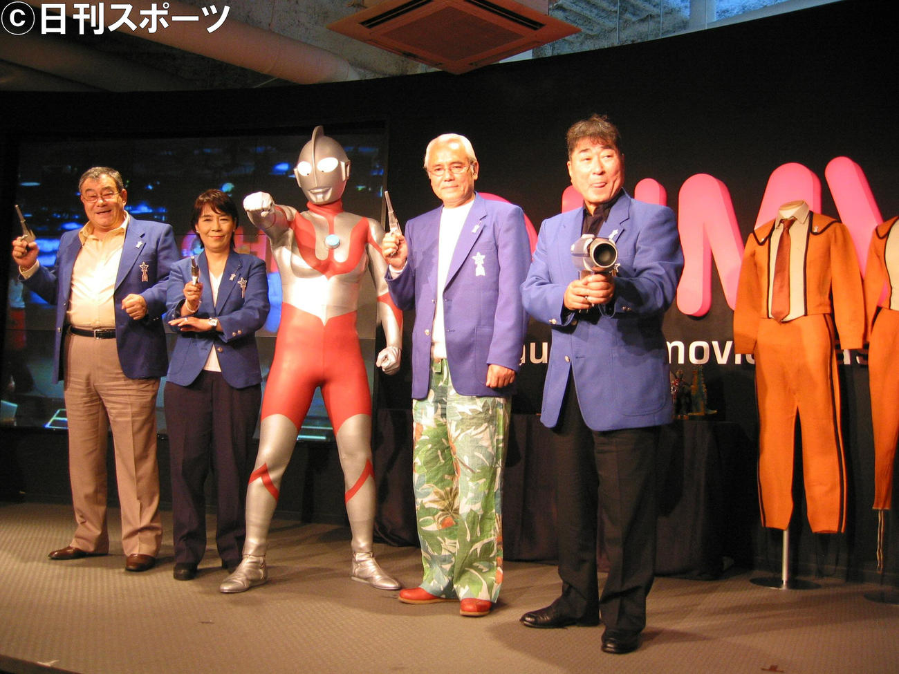 05年6月、イベントで記念撮影する初代ウルトラマンと科学特捜隊の、左から二瓶正也さん、桜井浩子、黒部進、毒蝮三太夫