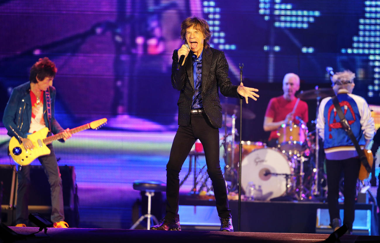 ローリング・ストーンズ東京ドーム公演。中央はミック・ジャガー、左はロン・ウッド、右はキース・リチャーズ、ドラムはチャーリー・ワッツ（2014年3月撮影）