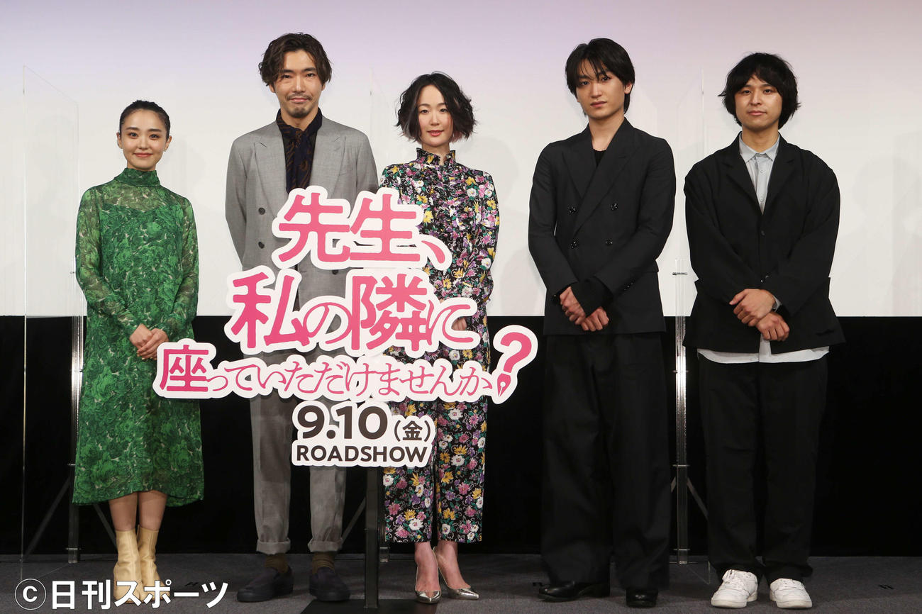 映画「先生、私の隣に座っていただけませんか？」完成報告会で写真に納まる登壇者。左から奈緒、柄本佑、黒木華、金子大地、堀江貴大監督（撮影・勝部晃多）