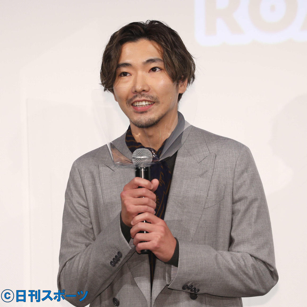 映画「先生、私の隣に座っていただけませんか？」完成報告会であいさつをする柄本佑（撮影・勝部晃多）