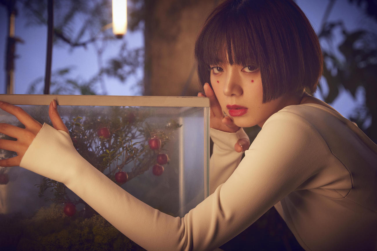 デビュー曲「Close to you」の先行配信を発表したELAIZA
