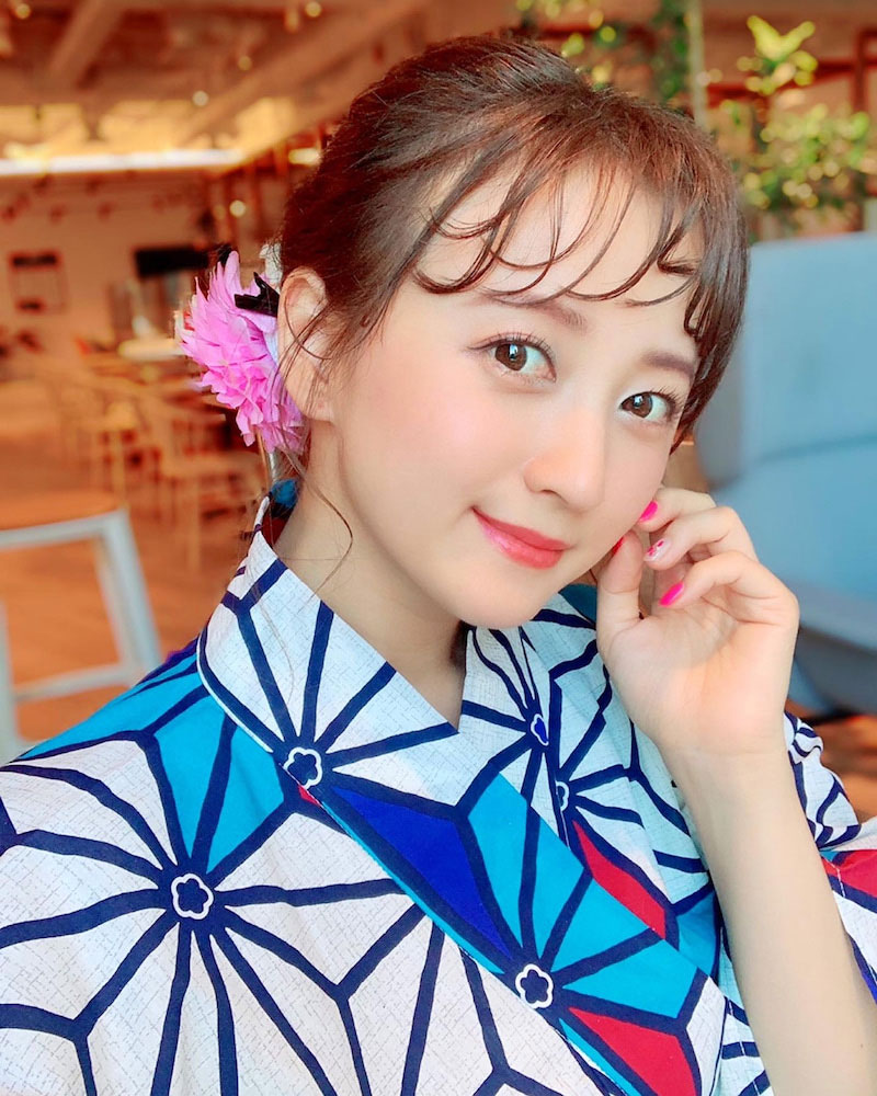 涼しげな浴衣姿を公開した小松彩夏（オフィシャルブログより）