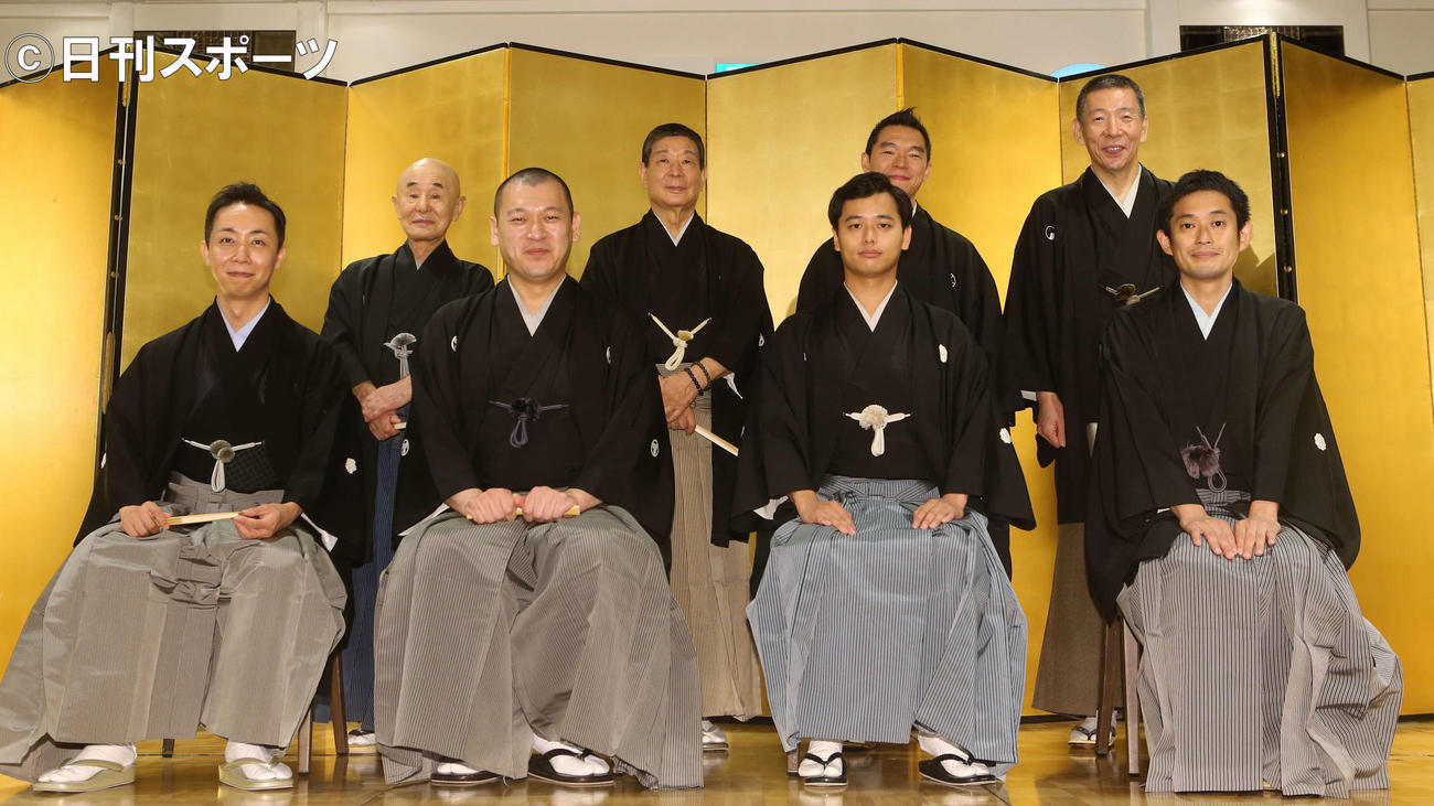 真打昇進披露会見で写真に納まる登壇者。1列目左から新真打の古今亭志ん雀、柳家さん花、柳家緑也、柳家花いち。2列目左から師匠の古今亭志ん橋、柳家さん喬、柳家花緑、落語協会会長の柳亭市馬（撮影・勝部晃多）