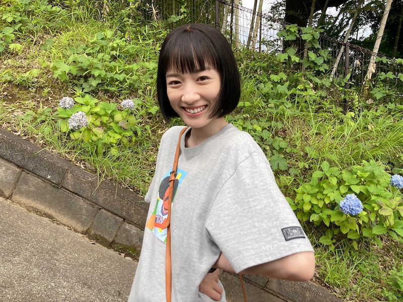 グレーのTシャツを着た永野芽郁