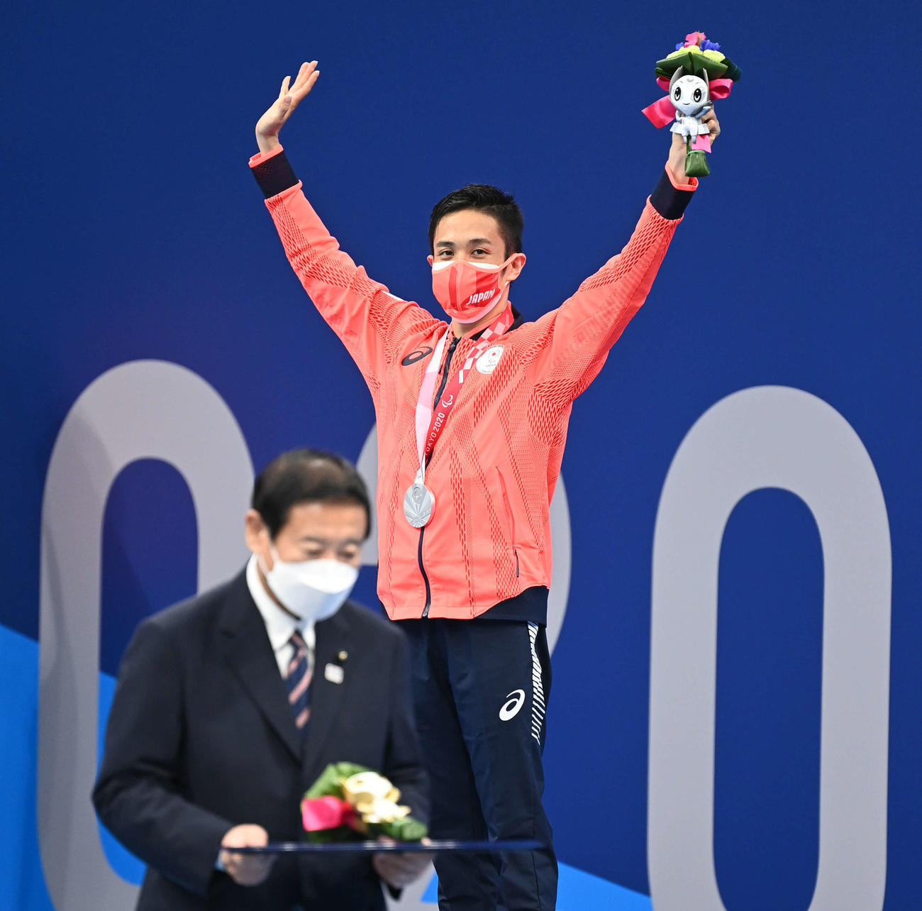 男子400メートル自由形で銀メダルの富田（右）は表彰式で笑顔（撮影・山崎安昭）