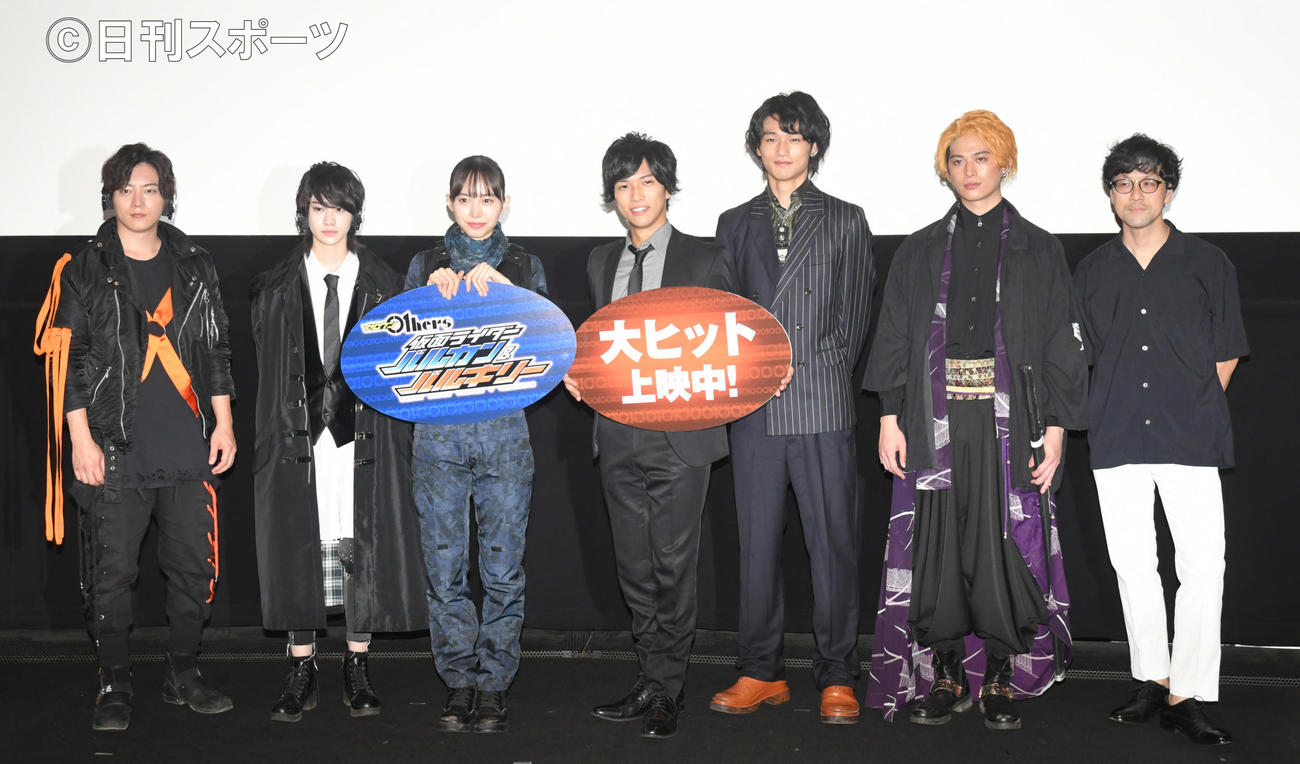 「仮面ライダーバルカン＆バルキリー」初日舞台あいさつで、記念撮影する左から山口大地、中山咲月、井桁弘恵、岡田龍太郎、中川大輔、砂川脩弥、筧昌也監督（撮影・酒井清司）
