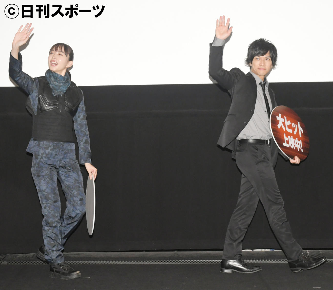 「仮面ライダーバルカン＆バルキリー」初日で、ファンに手を振る井桁弘恵（左）と岡田龍太郎（撮影・酒井清司）