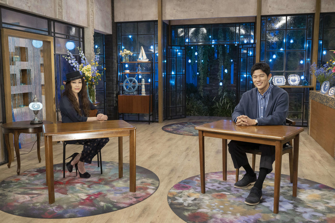 NHK総合「世界はほしいモノにあふれてる」スペシャル第2弾に出演するJUJU（左）と鈴木亮平