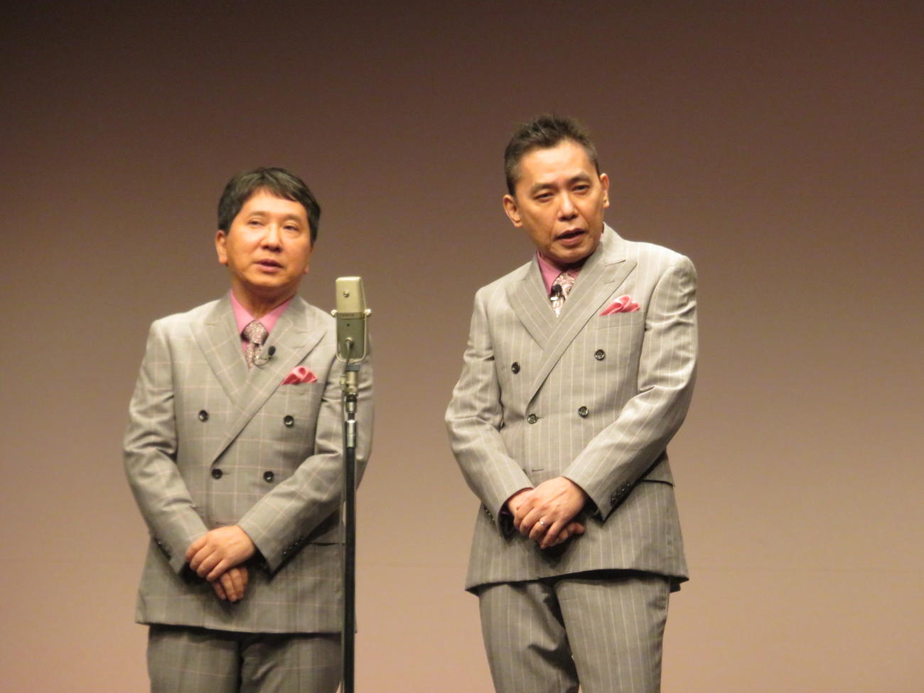 「タイタンライブ」に出演した爆笑問題の田中裕二（左）と太田光