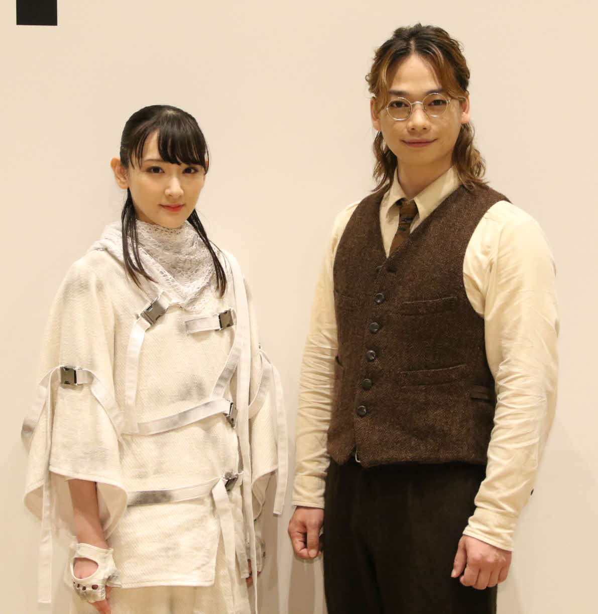 W主演舞台の公開稽古を終え、取材に応じた池田純矢（右）と、生駒里奈