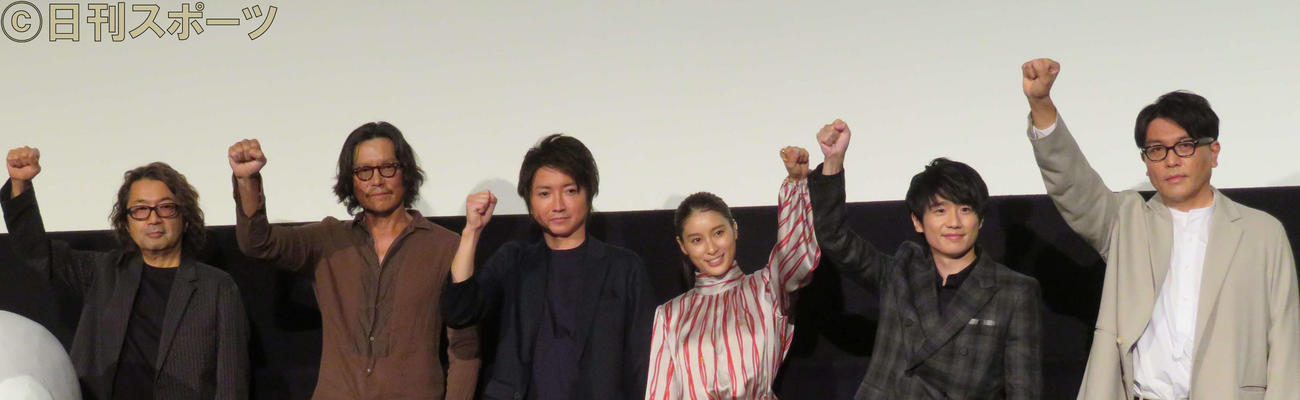 「鳩の撃退法」公開初日舞台あいさつに登壇した、左からタカハタ秀太監督、豊川悦司、藤原竜也、土屋太鳳、風間俊介、堀込高樹（撮影・三須佳夏）
