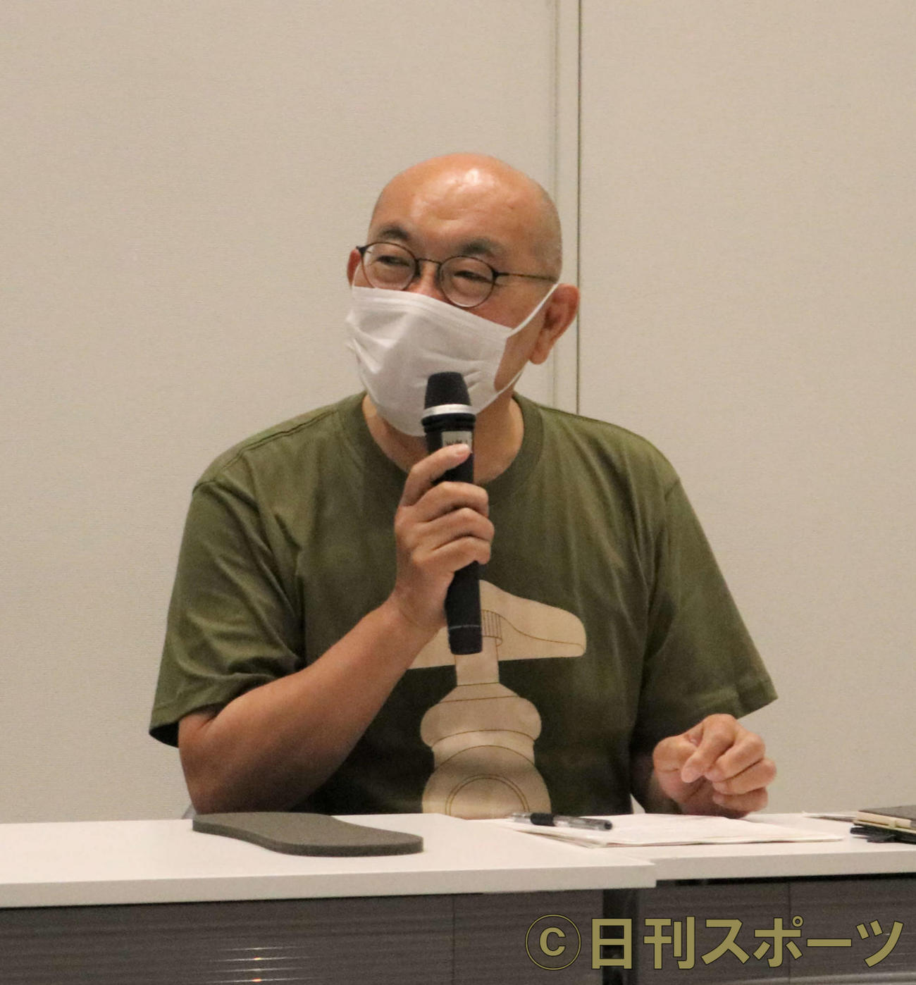 11日、記者会見を行う中島洋監督（撮影・小林憲治）