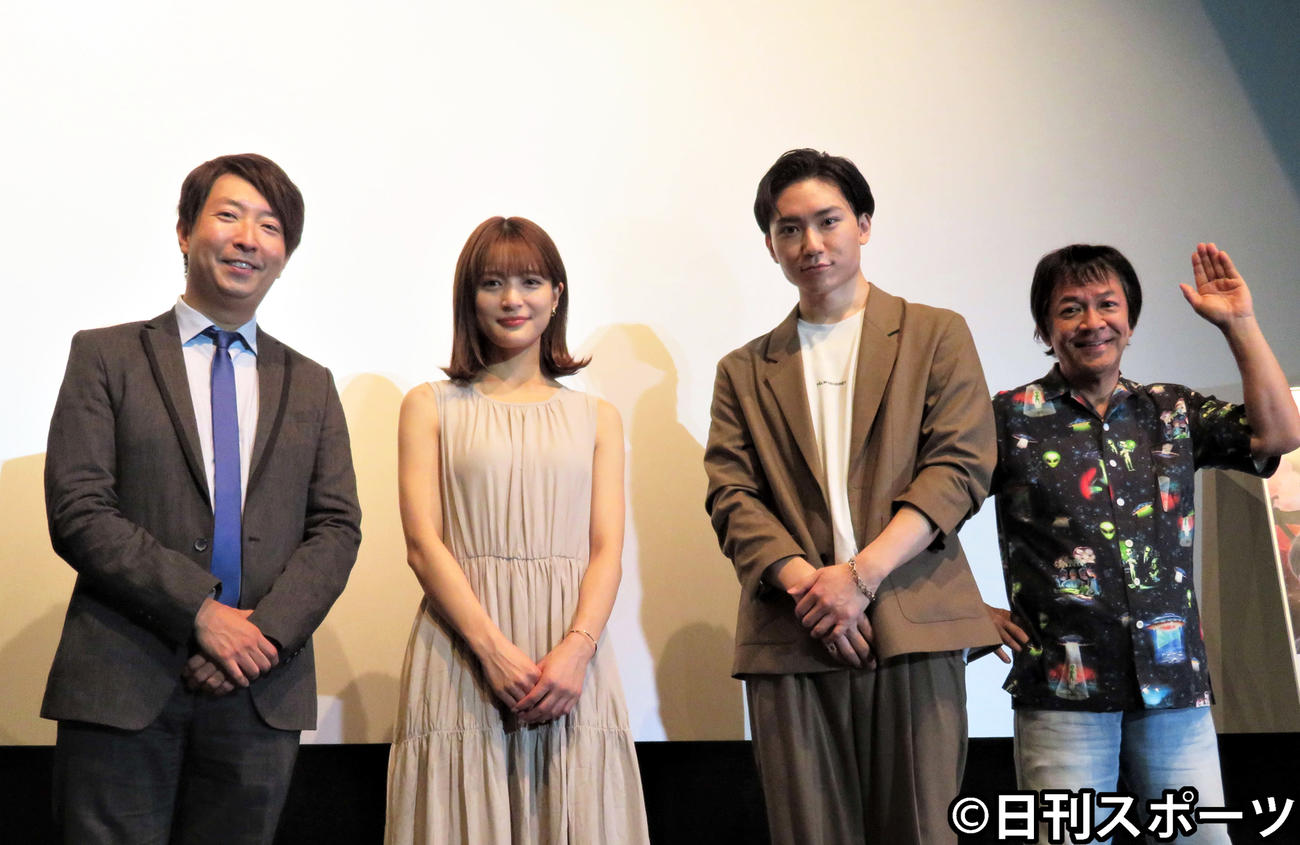 映画「遊星王子」（河崎実監督）の舞台あいさつに登壇した左から有村昆、織田奈那、日向野祥、河崎実監督（撮影・三須佳夏）