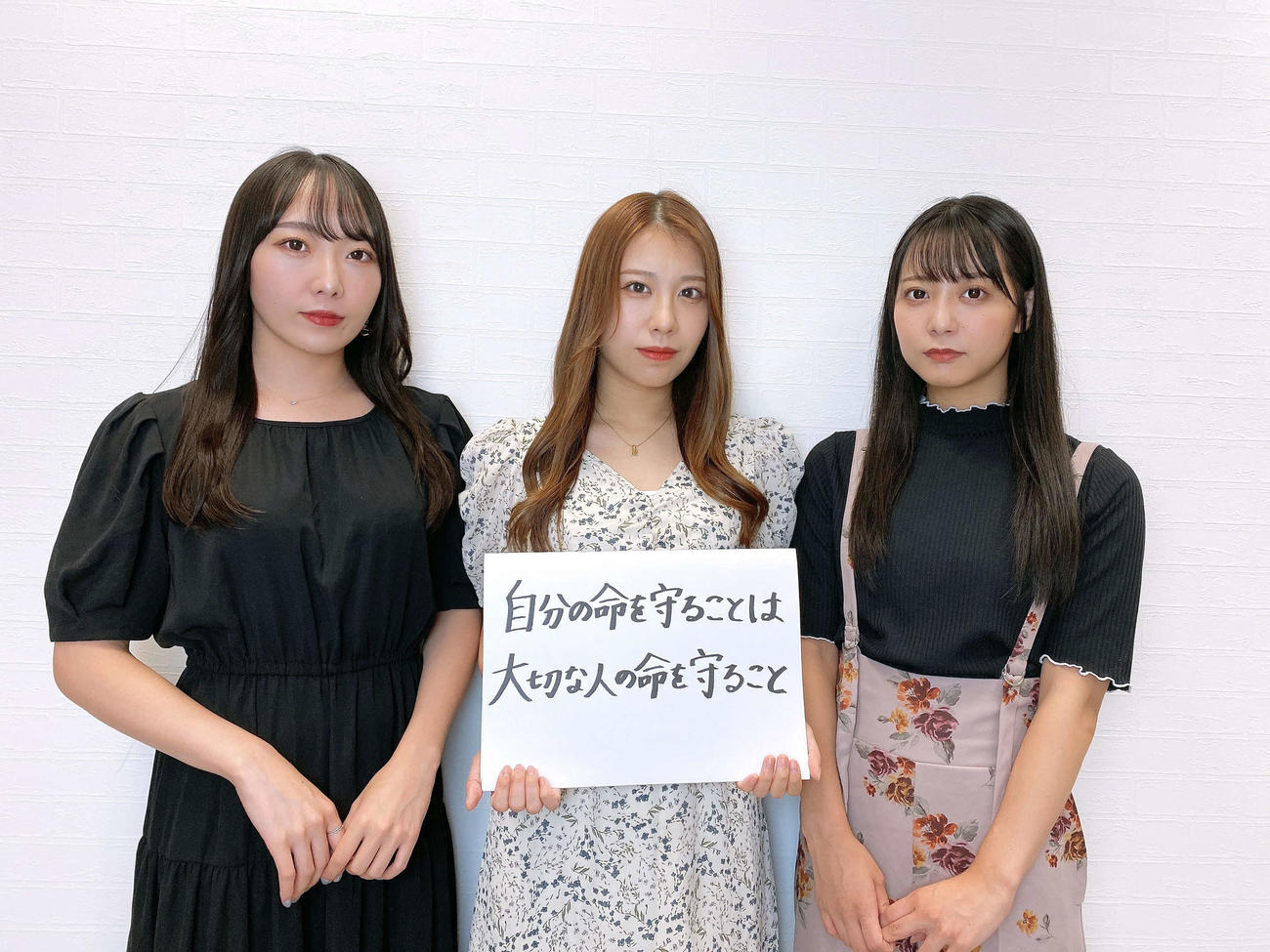新型コロナウイルス感染の体験を公表し、メッセージを送るケミカル■リアクションのメンバー。左から長谷川莉沙、成沢舞香、曽我沙也加（■は右矢印と左矢印の上下）