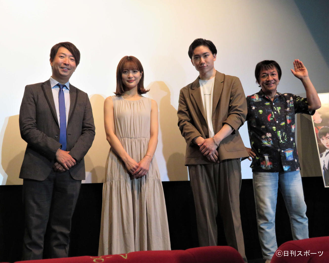映画「遊星王子」の舞台あいさつに登壇した左から有村昆、織田奈那、日向野祥、河崎実監督（撮影・三須佳夏）
