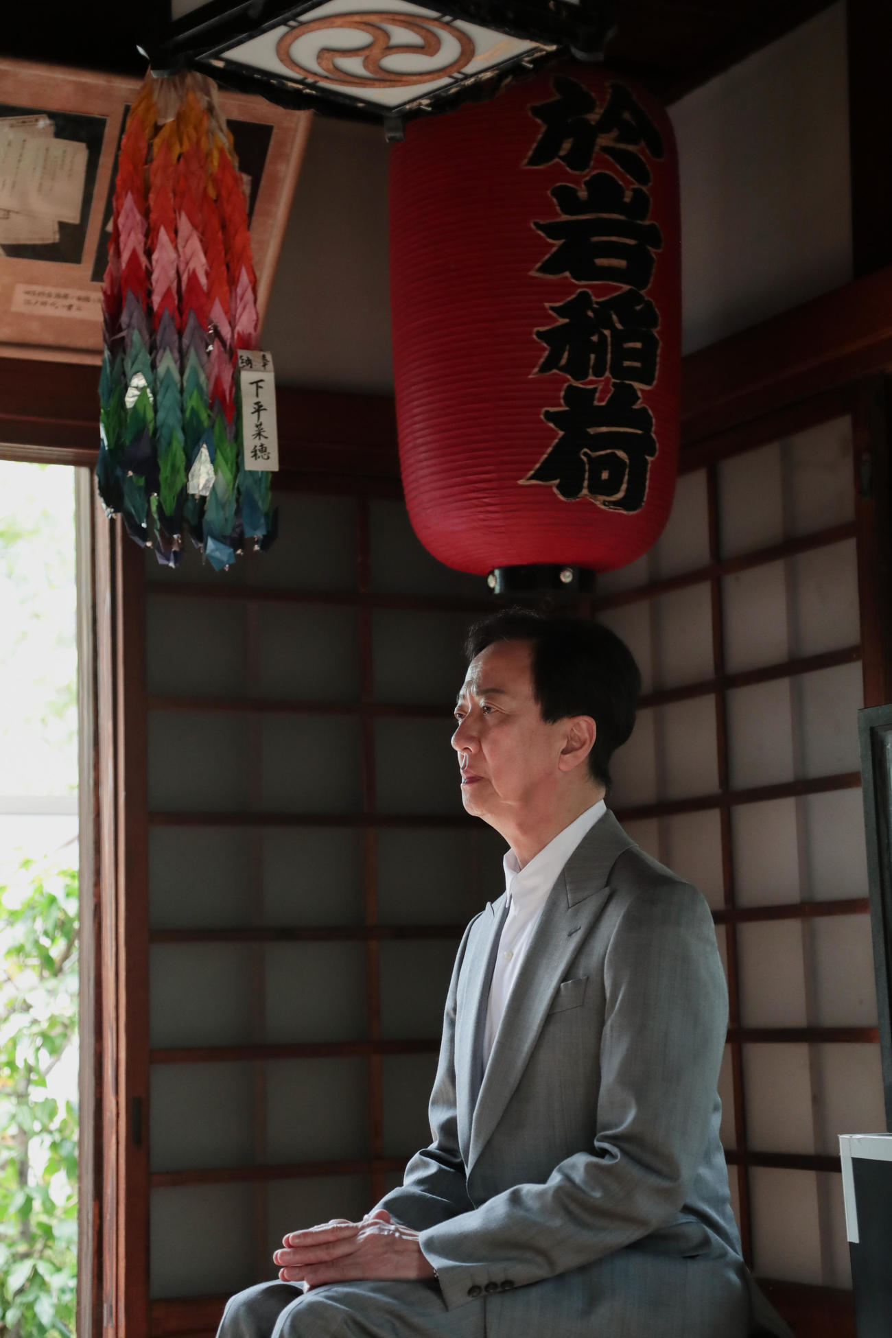 於岩稲荷神社にお参りする坂東玉三郎（柏原孝史氏撮影）