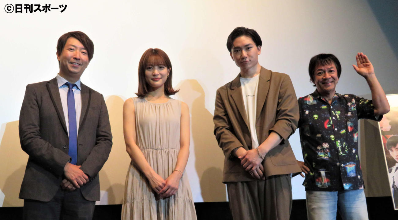 映画「遊星王子」の舞台あいさつに登壇した左から有村昆、織田奈那、日向野祥、河崎実監督（撮影・三須佳夏）