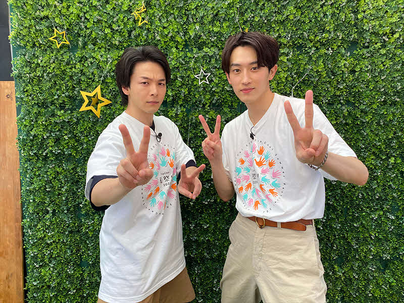 配信イベント「トップコート夏祭り　2021」に出演した中村倫也（左）と杉野遥亮