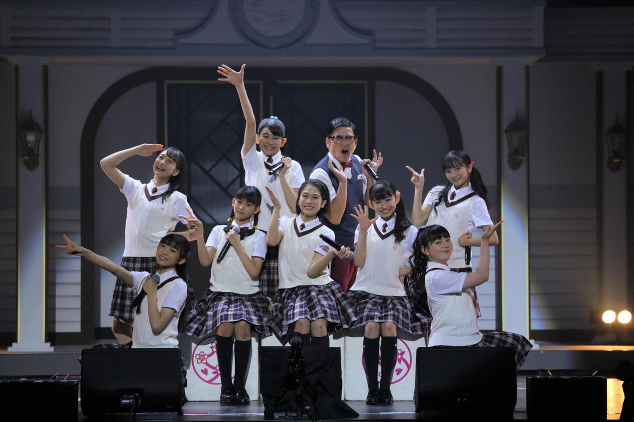 ライブを開催した、さくら学院の前列左から佐藤愛桜、木村咲愛、野中ここな、野崎結愛、白鳥沙南、後列左から八木美樹、田中美空、森ハヤシ、戸高美湖