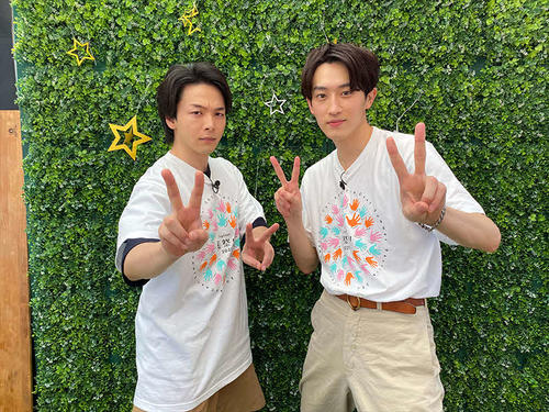 配信イベント「トップコート夏祭り 2021」に出演した中村倫也(左)と杉野遥亮