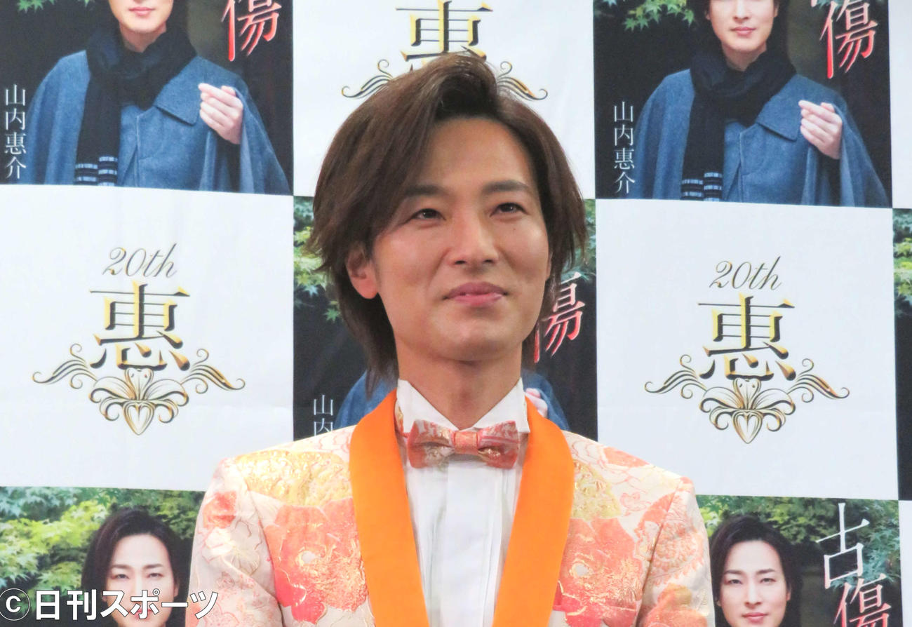 新曲「古傷」のオンラインカラオケ全国決勝大会に出席した山内惠介（撮影・三須佳夏）