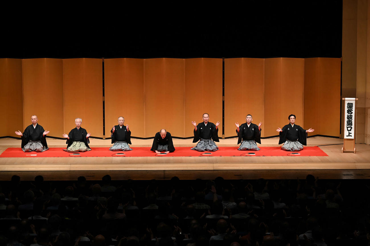 襲名披露公演を行っ桂団朝、桂米輔、桂ざこば、桂八十八、笑福亭仁智、桂南光、桂米団治（撮影・佐々木芳郎）