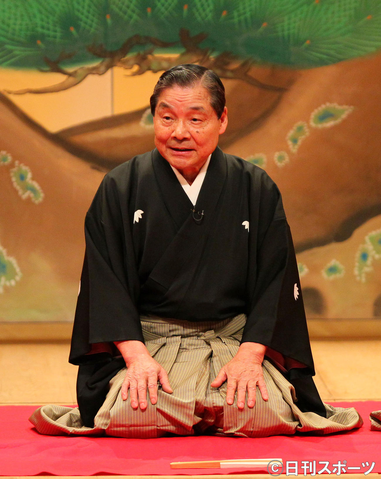 10年4月、第1回上方落語まつりinミナミの口上に臨む笑福亭仁鶴さん