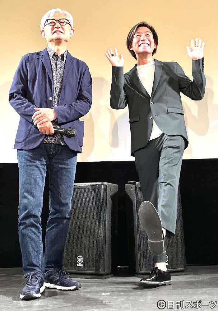 トークショーを行った堤幸彦監督（左）と生島翔