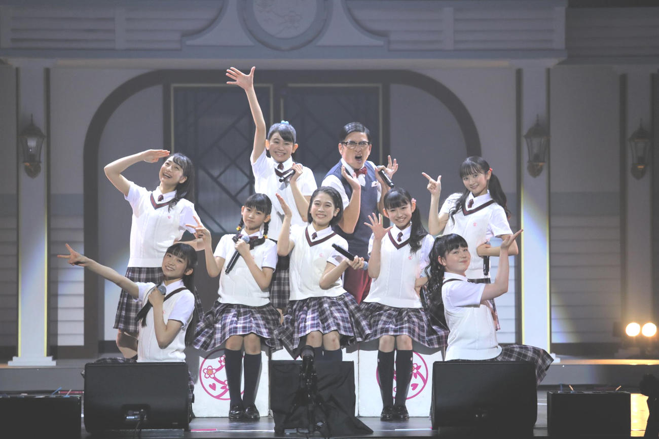 ライブを開催した、さくら学院の前列左から佐藤愛桜、木村咲愛、野中ここな、野崎結愛、白鳥沙南、後列左から八木美樹、田中美空、森ハヤシ、戸高美湖