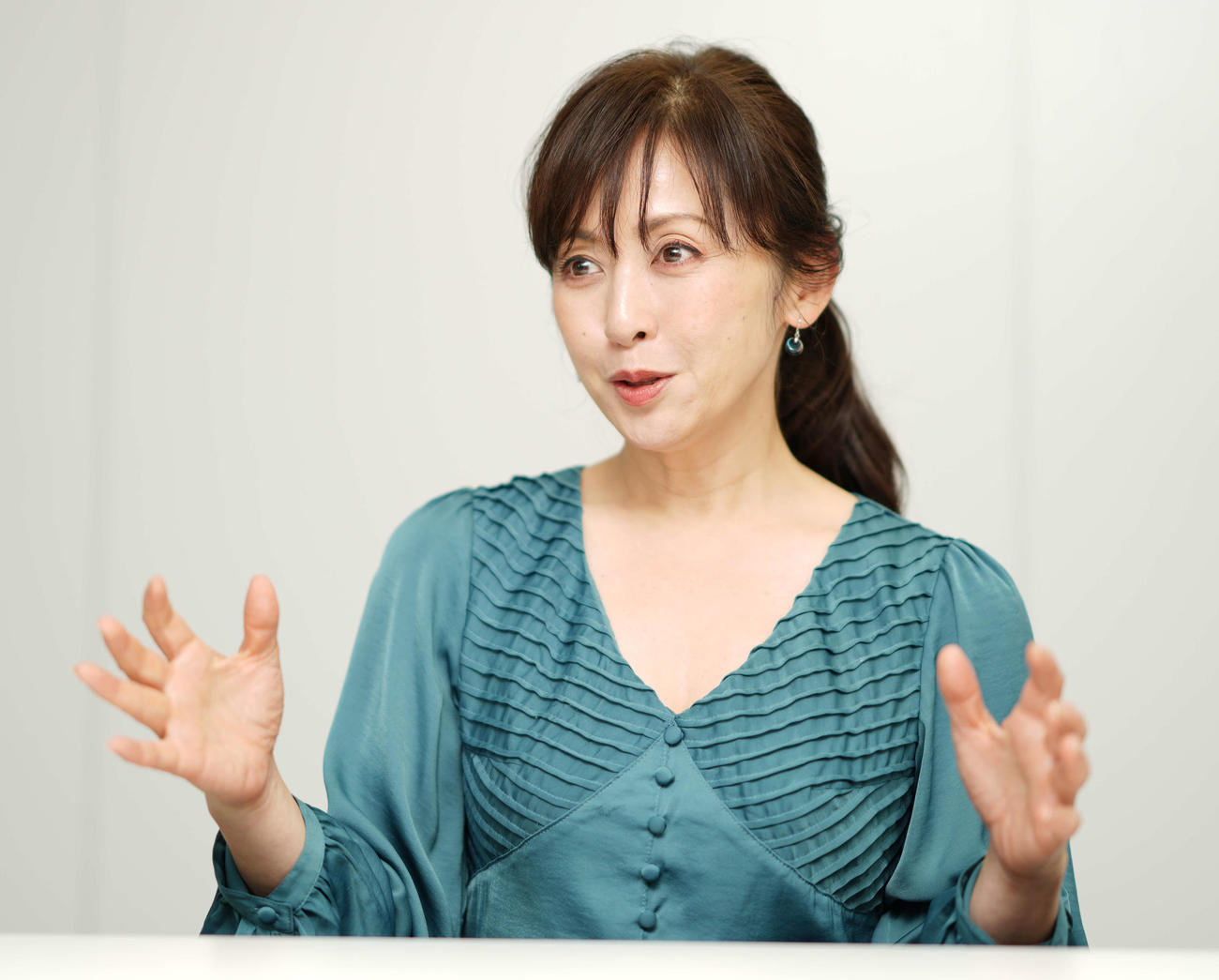 デビュー当時を振り返る斉藤由貴（撮影・鈴木みどり）