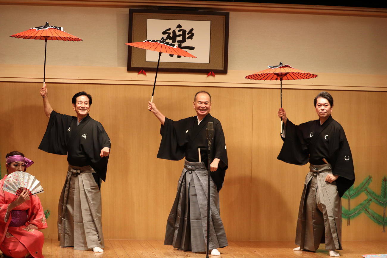 15周年公演初日にあいさつを行った（左から）桂米団治、笑福亭仁智、月亭遊方