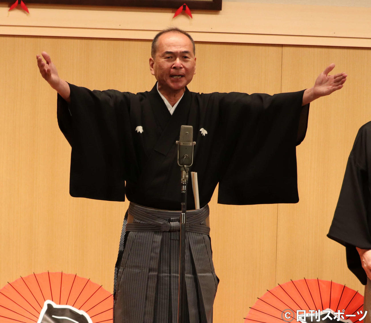 天満天神繁昌亭15周年公演初日で、あいさつした笑福亭仁智会長