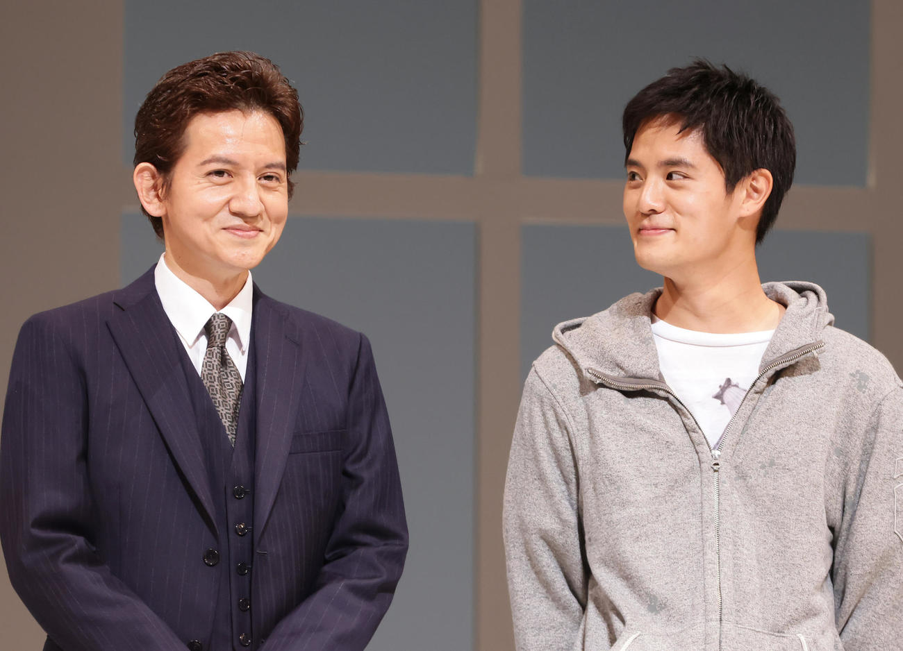 父岡本健一（左）を見つめる岡本圭人（撮影・足立雅史）