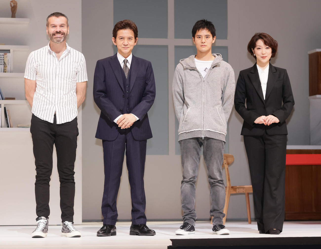 フォトセッションで笑顔を見せる、左から演出のラディスラス・ショラー氏、岡本健一、岡本圭人、若村麻由美（撮影・足立雅史）