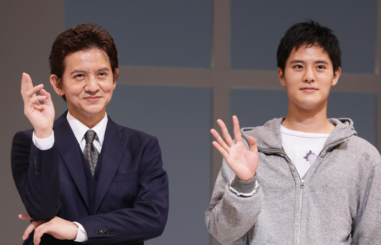 笑顔を見せる岡本健一（左）と岡本圭人（撮影・足立雅史）