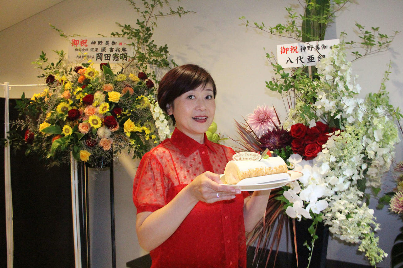 バースデーケーキを手に笑顔を見せる神野美伽
