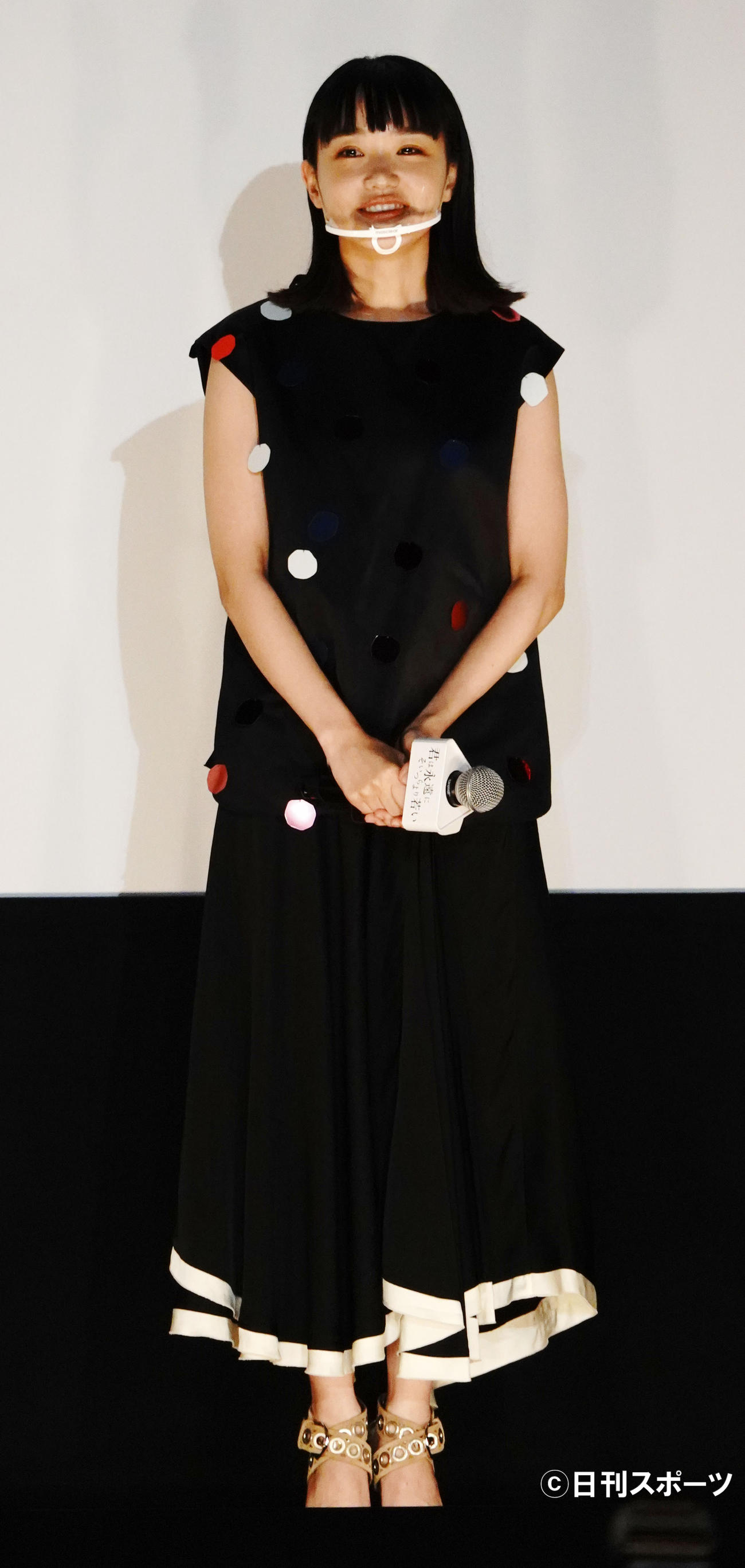 映画「君は永遠にそいつらより若い」の特別先行上映会舞台あいさつに出席した奈緒