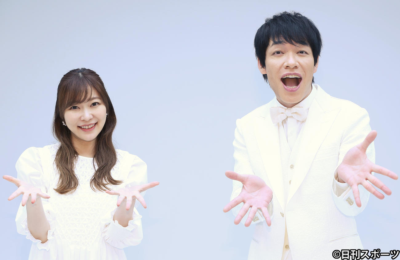 TBS新番組「100％！アピ～ルちゃん」のスタジオ撮影でポーズを決める指原莉乃（左）と麒麟の川島明（撮影・勝部晃多）
