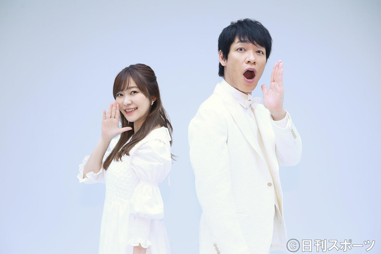 TBS新番組「100％アピールちゃん」のスタジオ撮影で写真に納まる指原莉乃と麒麟・川島明（撮影・勝部晃多）