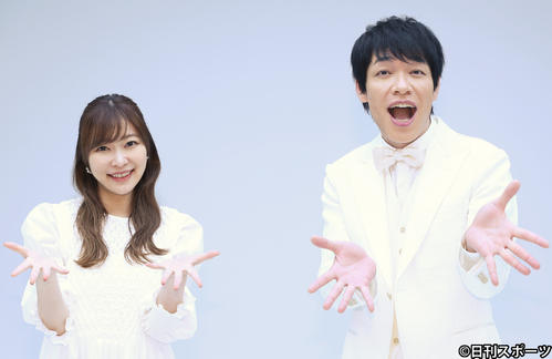 TBS新番組「100％！アピ～ルちゃん」のスタジオ撮影でポーズを決める指原莉乃（左）と麒麟の川島明（撮影・勝部晃多）