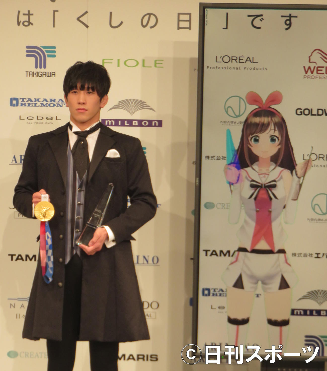 「The Beauty Week Awards 2021」を受賞した東京五輪男子レスリング金メダリストの乙黒拓斗（左）とバーチャルユーチューバーのキズナアイ