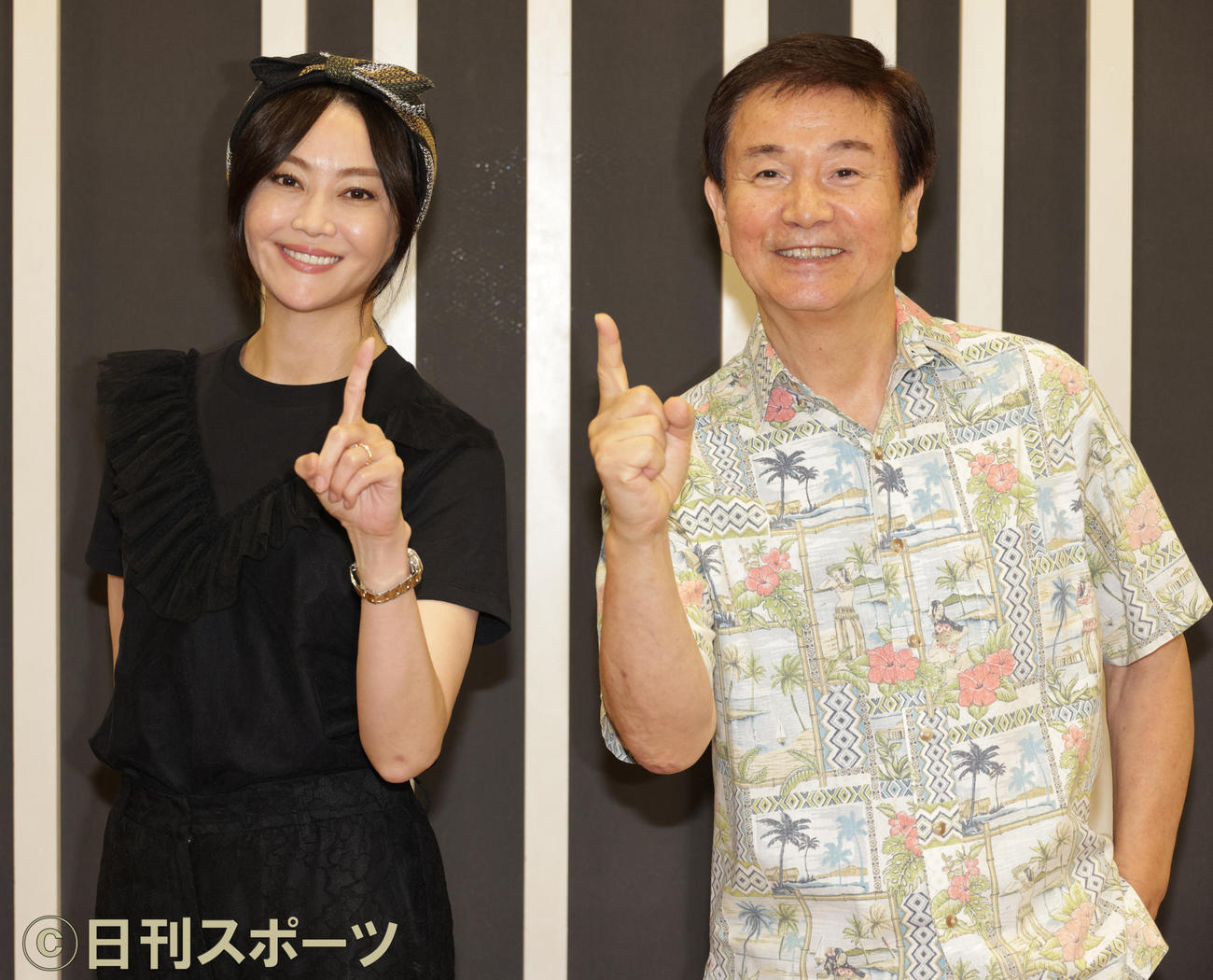 都内でラジオ番組の収録を行った観月ありさ（左）と森田健作（撮影・中島郁夫）