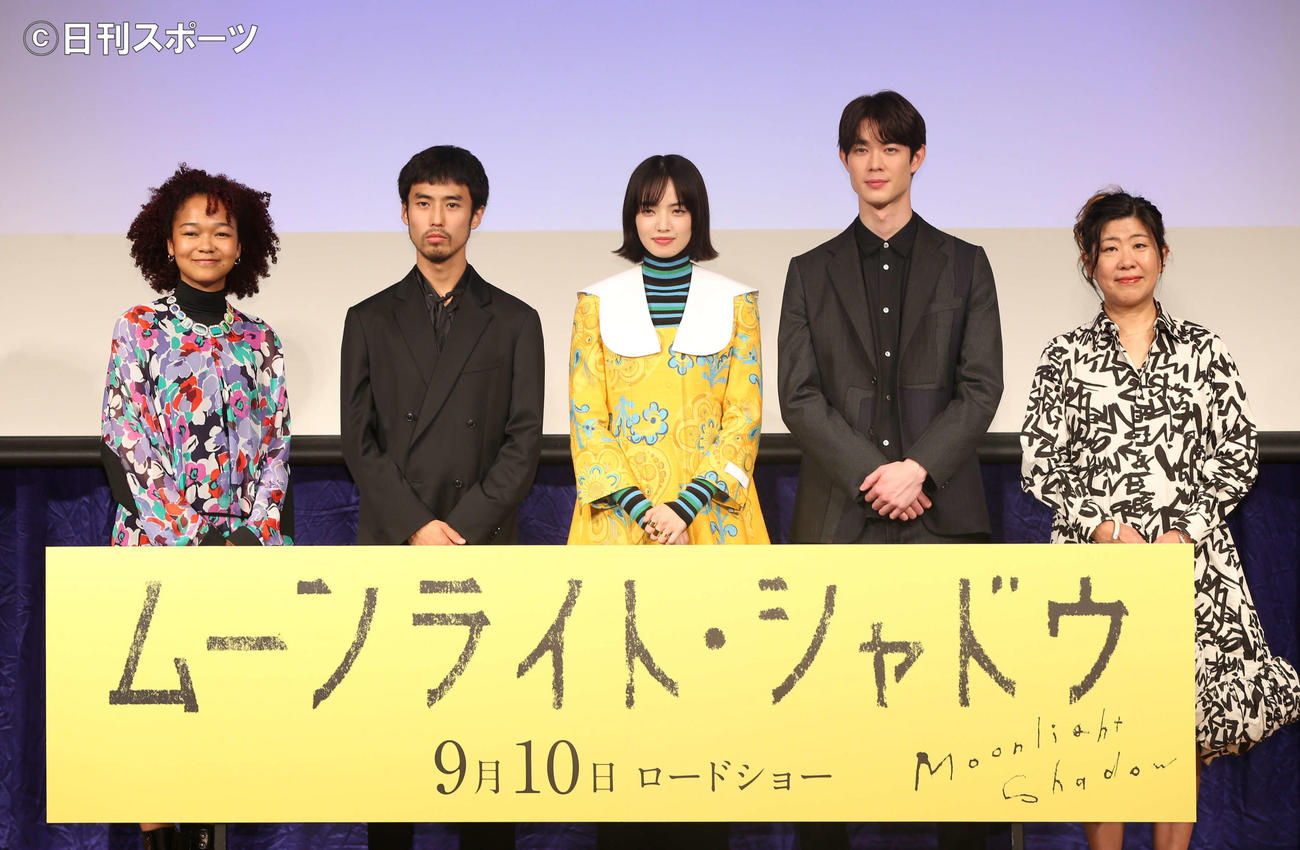 映画「ムーンライト・シャドウ」完成報告会見で写真に納まる登壇者。左から中原ナナ、佐藤緋美、小松菜奈、宮沢氷魚、吉本ばなな氏（撮影・勝部晃多）