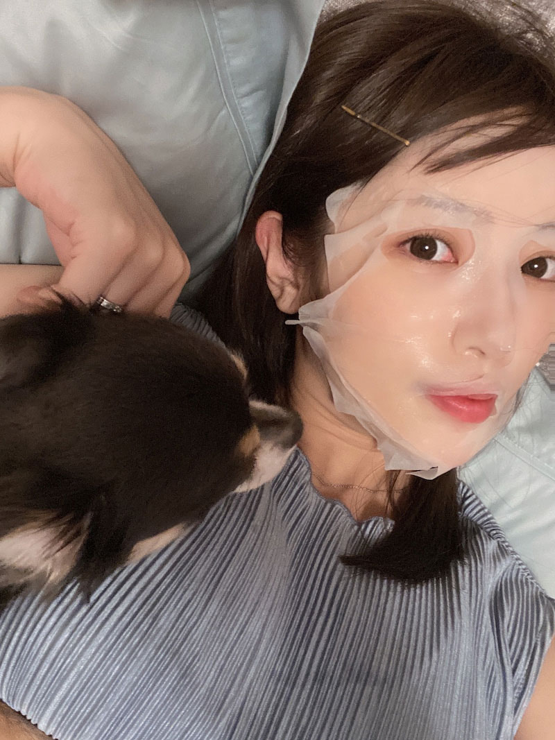 シートマスクをしながら愛犬とリラックスする自撮りショット（舟山久美子オフィシャルブログから）