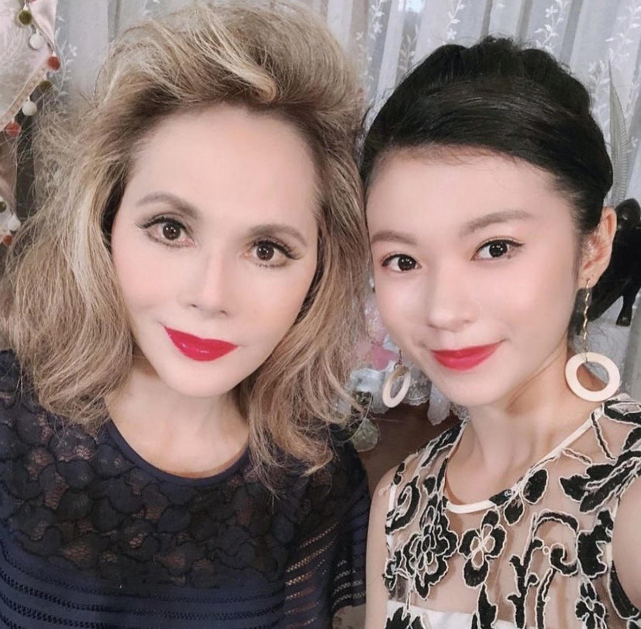 加藤万里奈（右）とデヴィ夫人