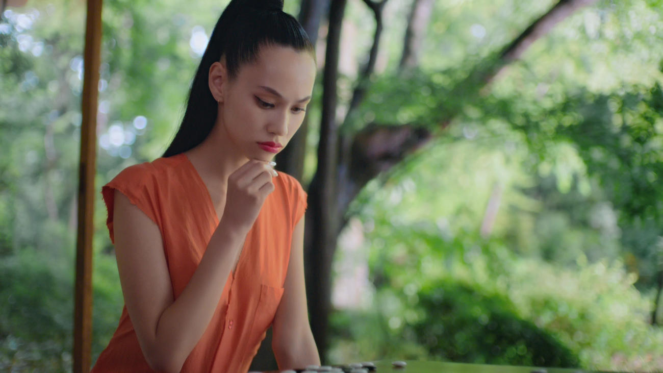 「Tinder」新オンラインCM「囲碁」編で囲碁を打つ水原希子（左）