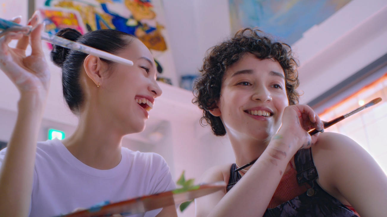「Tinder」新オンラインCM「すべての出会い」編で、キャンバスに絵を描く水原希子（左）