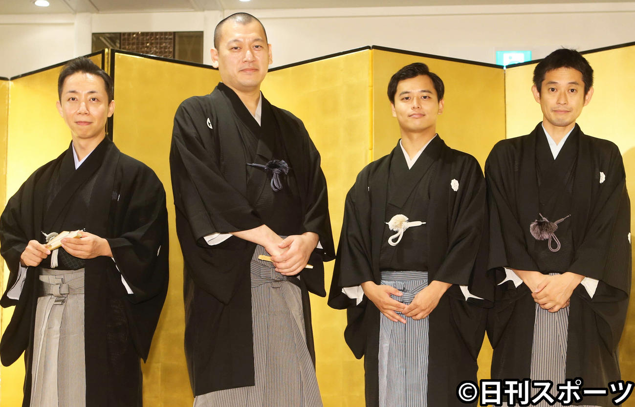 真打昇進披露会見で写真に納まる新真打の左から古今亭志ん雀、柳家さん花、柳家緑也、柳家花いち（2021年8月26日撮影）