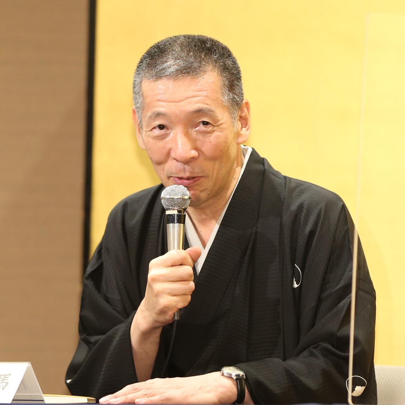 8月26日、真打昇進披露会見であいさつする柳亭市馬落語協会会長