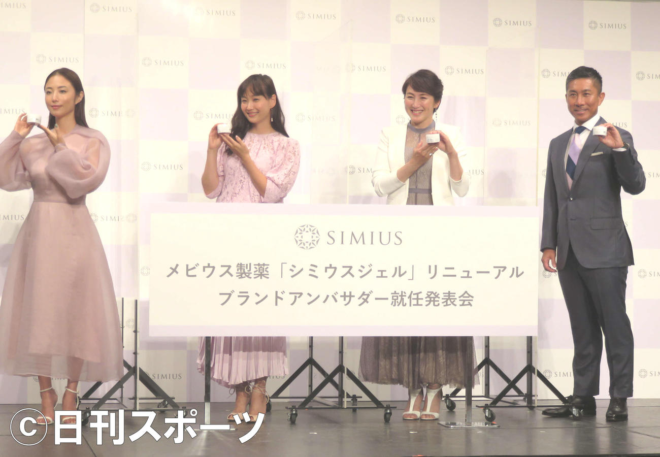メビウス製薬「シミウスジェル」ブランドアンバサダー就任発表会に出席した、左からMEGUMI、藤本美貴、杉山愛氏、前園真聖氏